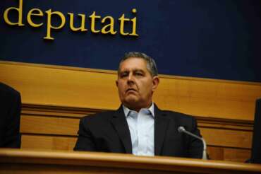 Quali sono le accuse contro Toti, le reazioni dei partiti: M5S invoca la forca, FdI si divide