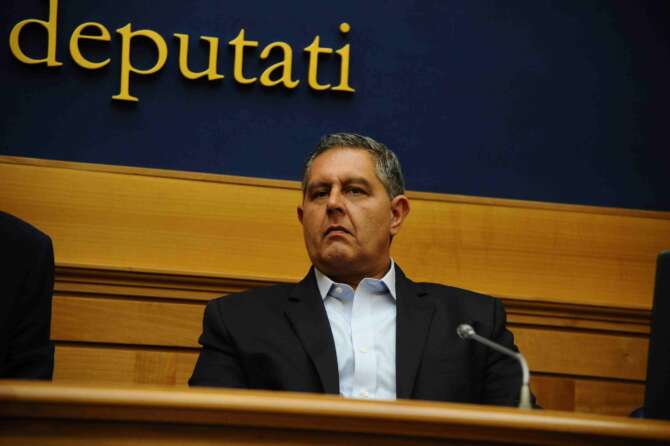 Quali sono le accuse contro Toti, le reazioni dei partiti: M5S invoca la forca, FdI si divide