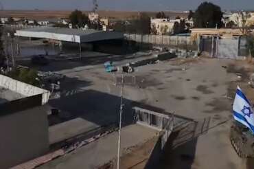 Gaza, la tregua firmata da Hamas non ferma Israele: l’esercito prende il controllo del valico di Rafah