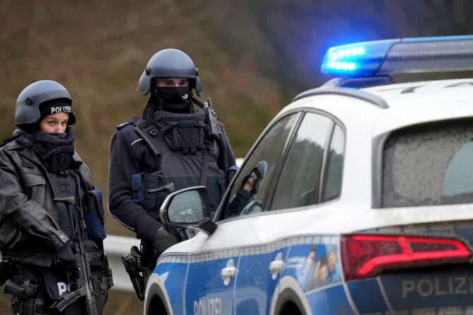 FOTO DI REPERTORIO Police officers block the access road to the scene where two police officers were shot during a traffic stop near Kusel, Germany, Monday, Jan. 31, 2022. Police say two officers have been shot dead while on a routine patrol in western Germany. Police in Kaiserslautern said the shooting happened during a traffic check near Kusel at about 4:20 a.m. on Monday. They said that the perpetrators fled but police had no description of them, the car they used or what direction they fled in. Police called on drivers in the Kusel area not to pick up hitchhikers and warned that at least one suspect is armed.(AP Photo/Michael Probst)