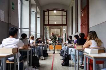 Foto LaPresse 22 Giugno 2022 Milano, Italia News La prima prova degli Esami di Maturità al Liceo Statale Carlo Tenca. Nella foto: gli alunni durante gli esami di stato Photo LaPresse June 22, 2022 Milan, Italy News The first test of the Maturity Exams at the Liceo Statale Carlo Tenca. In the photo: pupils during the state exams