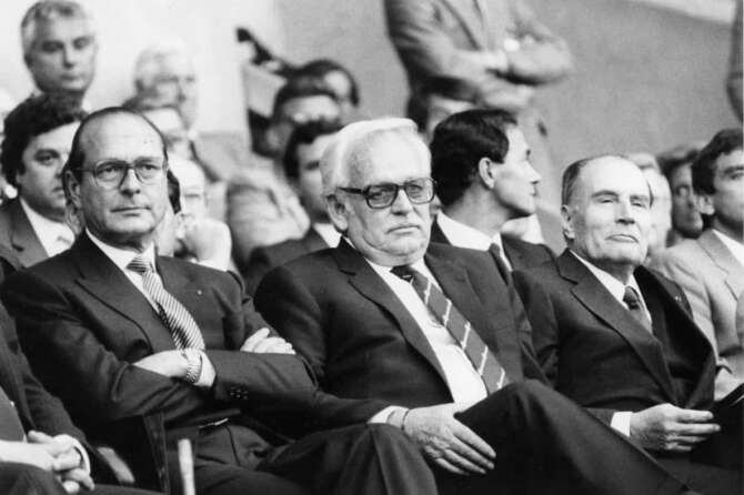 ©LaPresse Archivio storico 11-05-1985 – Parigi (Francia) Reali di Monaco Nella foto: ll Principe Ranieri III di Monaco con il sindaco di Parigi Jacques Chirac e Francois Mitterand, durante la finale della Coppa di Francia tra il Monaco’ e Il Paris S. Germain vinta dai monegaschi per 1 a 0 con goal di Genghini