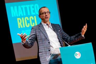 Intervista a Matteo Ricci: “Migranti? Cercare la felicità è un diritto, mio nonno migrante in Belgio ucciso in miniera”