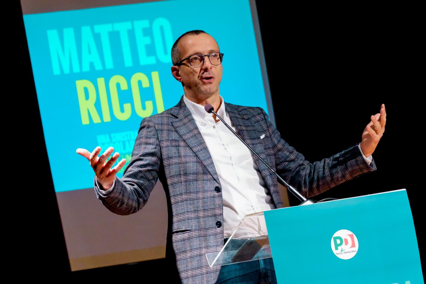 Intervista a Matteo Ricci: “Migranti? Cercare la felicità è un diritto, mio nonno migrante in Belgio ucciso in miniera”