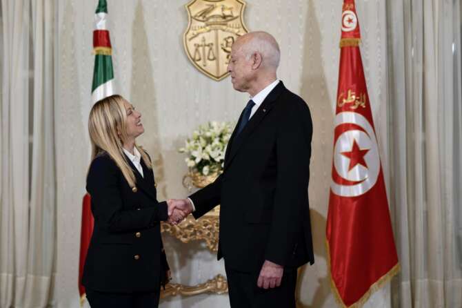 Dare motovedette alla Tunisia vuol dire violare la legge