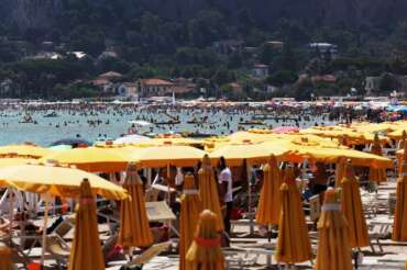 Foto Alberto Lo Bianco/LaPresse 16 Luglio 2023 palermo, Italia Caldo in Sicilia, Caronte inizia ad infiammare il Sud – nella foto la spiaggia di Mondello affallota di bagnanti, da oggi Caronte infiamma la Sicilia