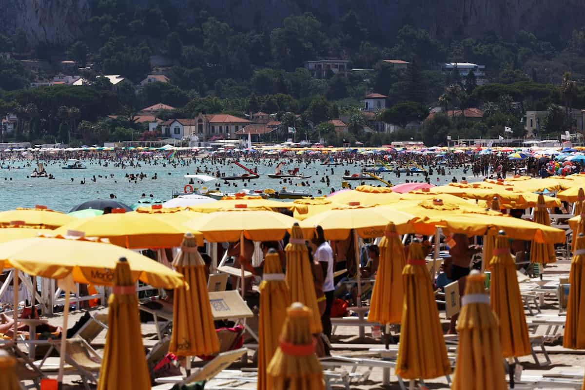 Ombrelloni sulle spiagge italiane