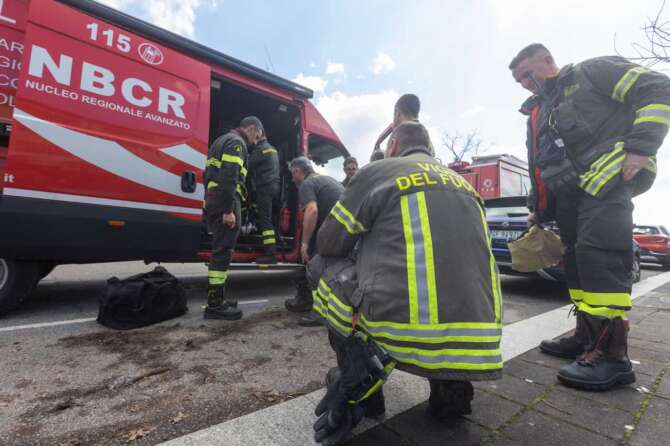 FOTO DI REPERTORIO Intervento dei Vigili del Fuoco del Nucleo Nbcr presso la Facoltà di Matematica e Scienza dei Materiali dell’Università Bicocca in Via Francesco Cozzi 55, per lo scoppio di un’autoclave contenente acido cloridrico in un laboratorio – Cronaca – Milano, Italia – Lunedì, 11 Marzo 2024 (foto Stefano Porta / LaPresse)   Intervention by the Fire Brigade of the Nbcr Unit at the Faculty of Mathematics and Materials Science of the Bicocca University in Via Francesco Cozzi 55, due to the explosion of an autoclave containing hydrochloric acid in a laboratory – News – Milano, Italy – Monday, March 11, 2024 (photo Stefano Porta / LaPresse)