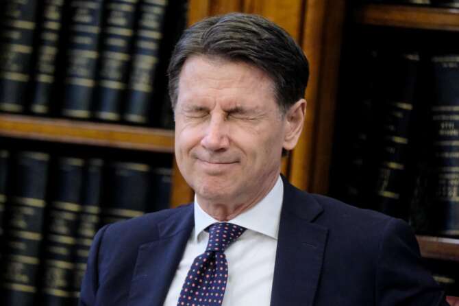 Anche Travaglio scarica Conte: Di Battista, Fico e Appendino pronti alla successione