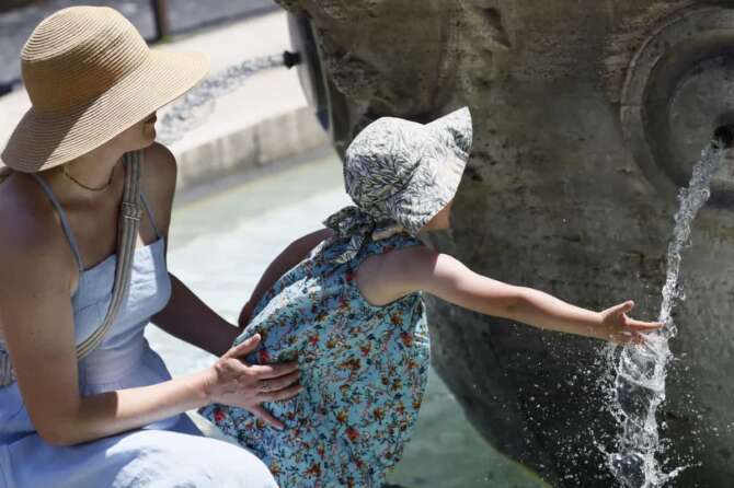Piazza di Spagna. Ondata di Caldo a Roma allarme temperature per il fine settimana – Cronaca – Roma, Italia -Venerdì, 7 Giugno 2024 (foto Cecilia Fabiano/LaPresse) Barcaccia Fountain Hot wave in Rome, temperature alert for the week end – News – Rome, Italy – Friday , 7 June 2024 (photo Cecilia Fabiano / LaPresse)
