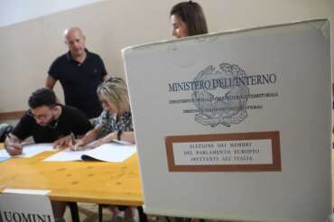 Bologna, Italia – Cronaca – 9 Giugno 2024 – Elezioni membri del parlamento europeo cittadini al voto in un seggio del quartiere Bolognina a Bologna – (Photo Michele Nucci / LaPresse) News – Bologna, Italy – June 09, 2024 – Elections for members of the European Parliament, citizens voting in a polling station in the Bolognina district of Bologna – (Photo Michele Nucci / LaPresse)
