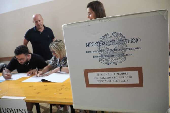 Bologna, Italia – Cronaca – 9 Giugno 2024 – Elezioni membri del parlamento europeo cittadini al voto in un seggio del quartiere Bolognina a Bologna – (Photo Michele Nucci / LaPresse) News – Bologna, Italy – June 09, 2024 – Elections for members of the European Parliament, citizens voting in a polling station in the Bolognina district of Bologna – (Photo Michele Nucci / LaPresse)