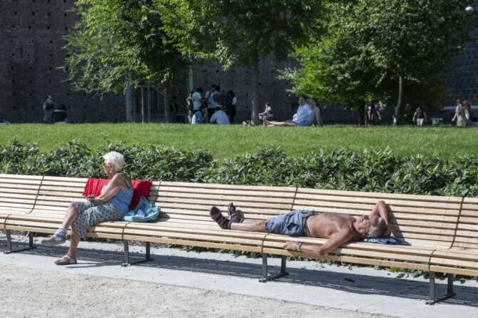 P.za Castello/ Parco Sempione. Milanesi al parco in una domenica di caldo.- Cronaca – Milano, Italia – Domenica 16 giugno 2024 (Foto Alessandro Cimma/Lapresse) P.za Castello/ Sempione Park. Milanese sunbathing in the hot temperatures – News – Milan, Italy – Sunday 16 June 2024 (Photo Alessandro Cimma/Lapresse)