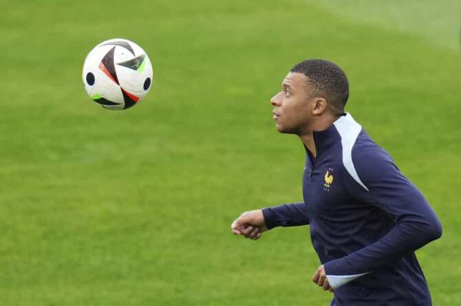 France’s Kylian Mbappe controls the ball during a training session in Dusseldorf, Germany, Sunday, June 16, 2024. France will play against Austria during their Group D soccer match at the Euro 2024 soccer tournament on June 17. (AP Photo/Hassan Ammar) Associated Press/LaPresse