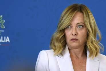Meloni nell’angolo, debole sulle riforme e isolata in Europa (e il Pd gongola)