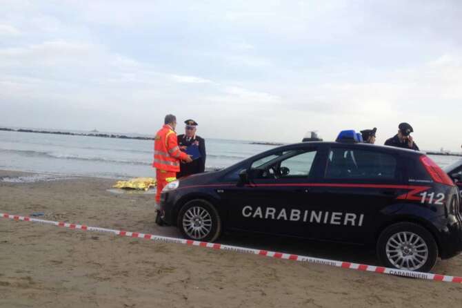 FOTO DI REPERTORIO Foto Angelo Emma/LaPresse 11-11-2014 Falconara Marittima (AN) – Italia Cronaca Falconara Marittima, ritrovato il corpo di una ragazza sulla spiaggia. La ragazza, probabilmente magrebina è stata ritrovata questa mattina intorno alle ore 8.00 nella spiaggia di Falconara Marittima (AN) nei dintorni dello stabilimento marittimo “Il Gabbiano”. La ragazza ritrovata seminuda probabilmente per via del moto ondoso presentava segni di escoriazione sul viso, si pensa a causa di urto con conchiglie nell’acqua. E’ stata disposta l’autopsia; a dare l’allarme gli operatori ecologici a lavoro nelle prime ore della mattinata. Nella foto: il luogo del ritrovamento del corpo