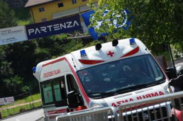 Foto LaPresse – Andrea Campanelli 29/07/17 Brescia ITA Cronaca incidente mortale alla cronoscalata di Malegno Borno, auto sbanda e investe uccidendo un commisario di gara Nella foto: ambulanza 118 112