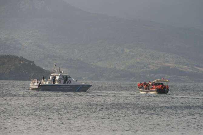 La guardia costiera greca getta in mare i migranti, la denuncia della BBC