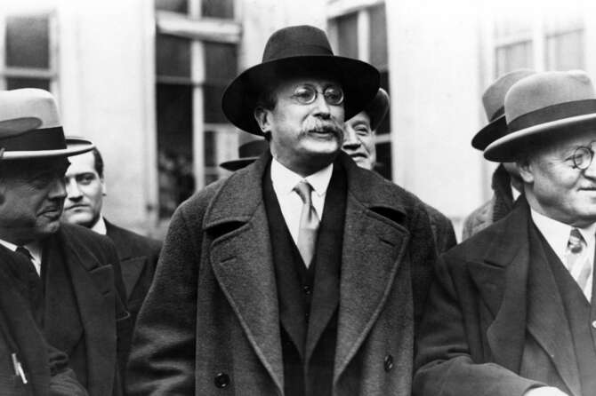 Foto LaPresse Torino/Archivio storicoStoricoanni ’30Léon BlumLéon Blum (Parigi, 9 aprile 1872 – Jouy-en-Josas, 30 marzo 1950) è stato un politico francese.nella foto: Léon BlumPhoto LaPresse Turin/Archives historicalHystory30’sLéon Blumin the photo: Léon Blum