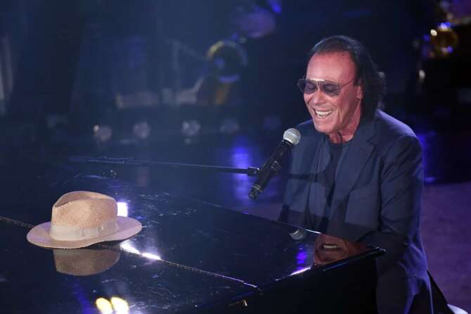 Foto Matteo Rasero/LaPresse 07 Febbraio 2019 Sanremo, Italia Spettacolo Festival di Sanremo 2019, terza serata Nella foto: Antonello Venditti Photo Matteo Rasero/LaPresse February 07th, 2019 Sanremo, Italy Entertainment Sanremo music festival 2019, third evening In the photo: Antonello Venditti