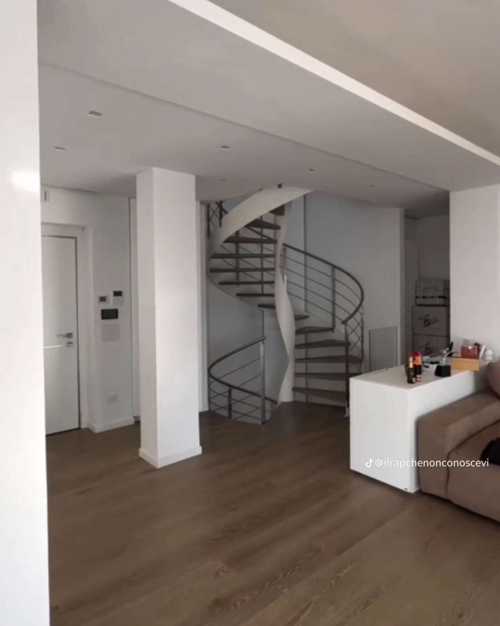 Scala a chiocciola casa Geolier