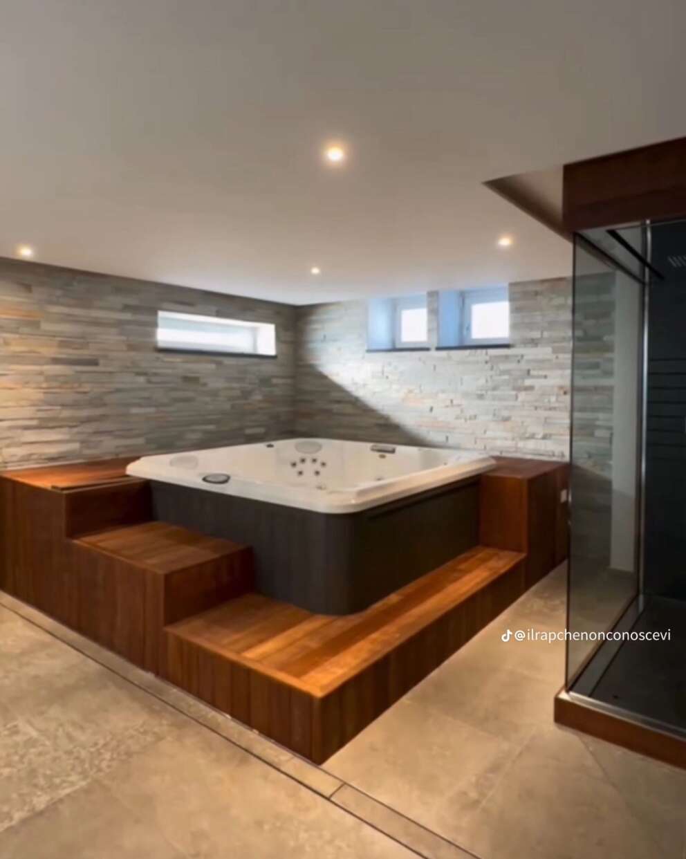 Vasca idromassaggio nella casa di Geolier a Pozzuoli