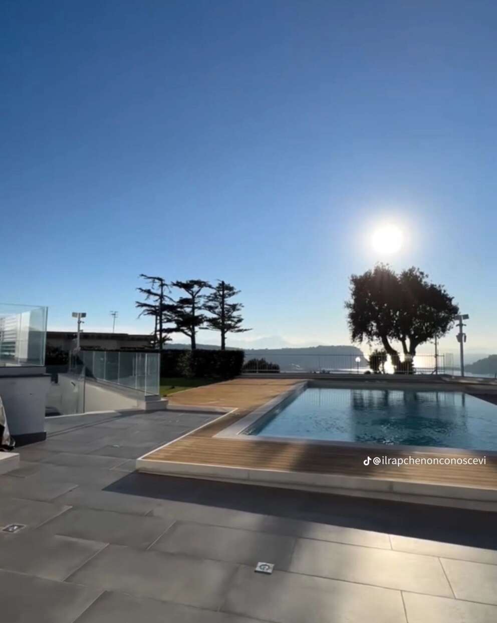 La piscina della nuova casa di Geolier