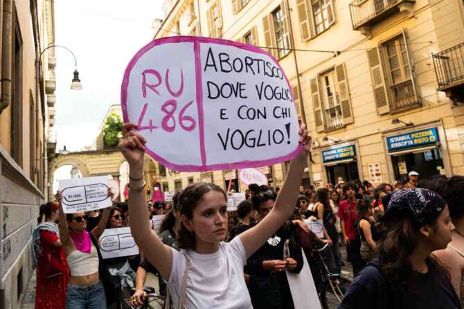 Aborto, l’odissea per la pillola e il diritto di una donna torturato dei medici obiettori: “Signora, ma lei questo figlio lo voleva?”