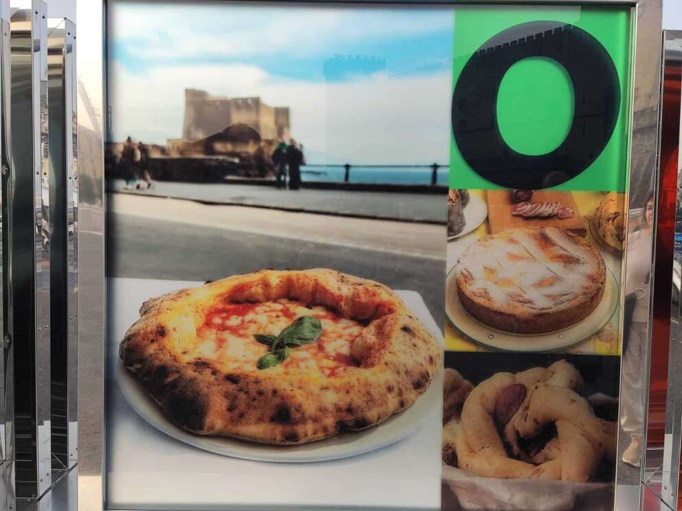 Installata la scritta ‘Brand Napoli’, troppi i luoghi comuni e le assenze eccellenti: le foto