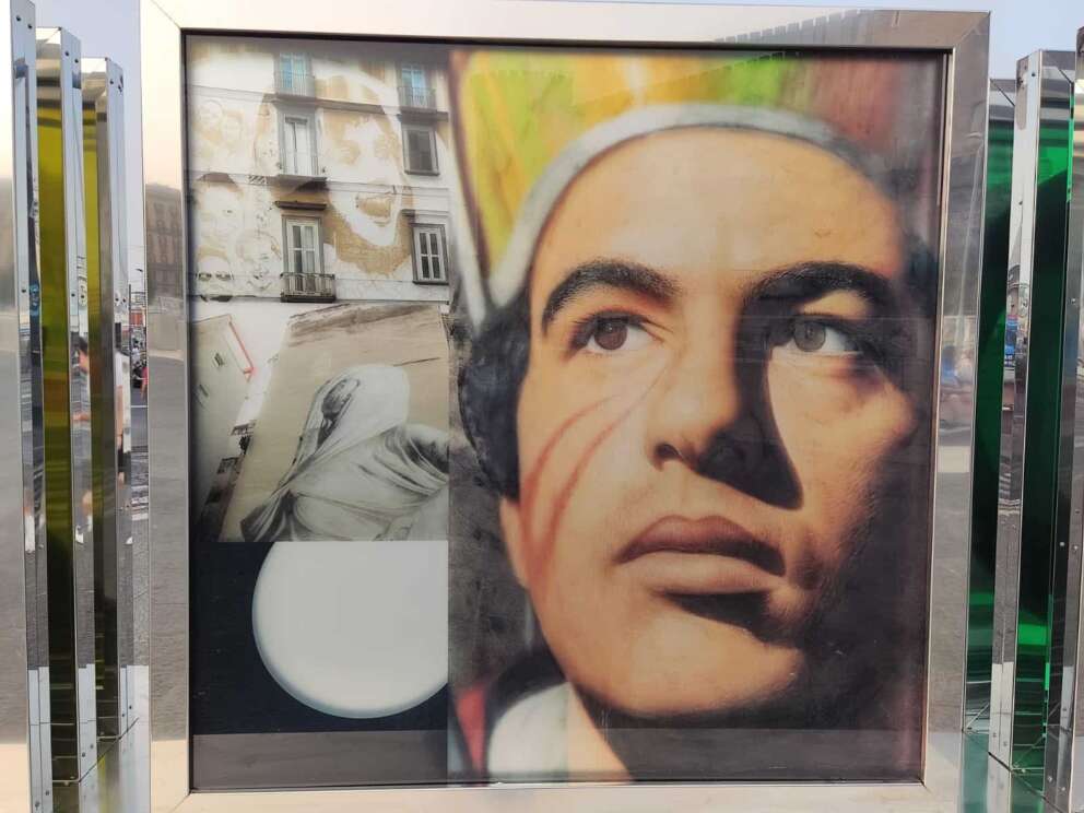 Installata la scritta ‘Brand Napoli’, troppi i luoghi comuni e le assenze eccellenti: le foto