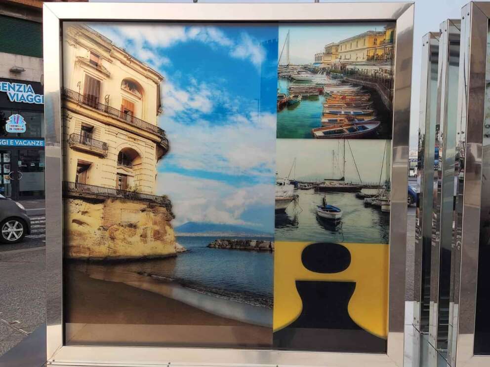 Installata la scritta ‘Brand Napoli’, troppi i luoghi comuni e le assenze eccellenti: le foto