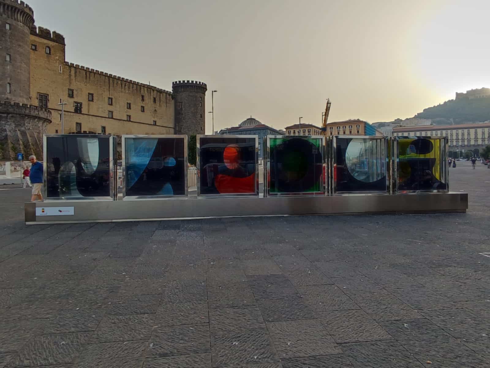 Installata la scritta 'Brand Napoli', troppi i luoghi comuni e le assenze eccellenti: le foto