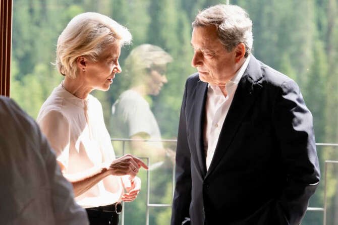 Foto Filippo Attili/Palazzo Chigi/LaPresse 26-06-2022 Elmau, Germania Politica Il Presidente del Consiglio, Mario Draghi, da domenica 26 a martedì 28 giugno è ad Elmau per partecipare al Vertice G7. Nella foto: Draghi con Ursula von der Leyen DISTRIBUTION FREE OF CHARGE – NOT FOR SALE – Obbligatorio citare la fonte LaPresse/Palazzo Chigi/Filippo Attili
