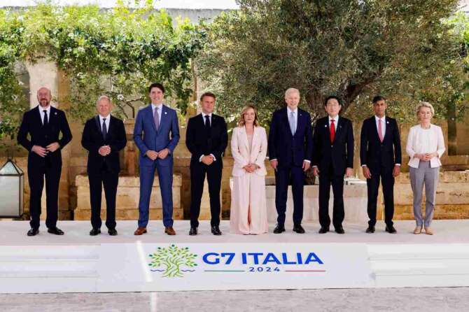 La Presidente del Consiglio Giorgia Meloni e i Capi di Stato e di Governo dei Paesi G7 posano per la foto di famiglia a Borgo Egnazia, Giovedì, 13 Giugno 2024 (Foto Roberto Monaldo / LaPresse)

Prime Minister Giorgia Meloni during the family photo whit the Heads of State and Government of the G7 countries in Borgo Egnazia, Thursday, 13 June 2024 (Photo by Roberto Monaldo / LaPresse)