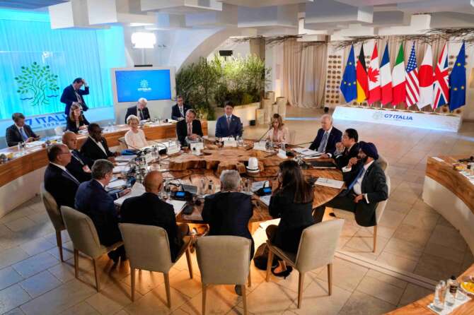 G7 nel segno del sostegno incondizionato a Kiev, accordo sui beni russi congelati. Meloni attacca Macron: “Qui per fare campagna elettorale”