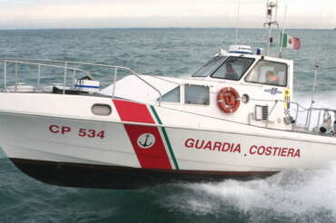 Peschereccio affonda al largo: si cerca un disperso, un’altra persona recuperata in ipotermia