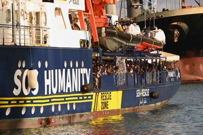Così il governo ha costretto Humanity 1 ad abbandonare i naufraghi