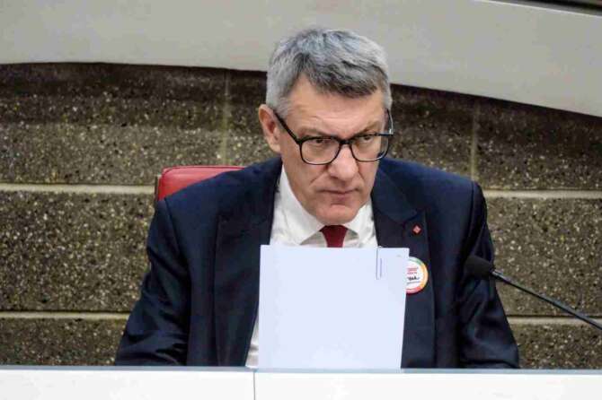 Referendum contro il jobs act, Landini ha raccolto le 500mila firme: ma il Pd ancora deve prendere posizione