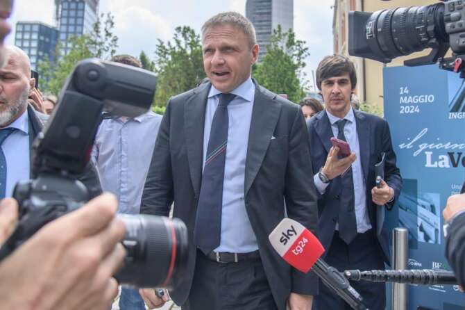 Il ministro Lollobrigida e alle sue spalle il portavoce Paolo Signorelli