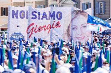 Gioventù meloniana fascista, può il partito della premier governare l’Italia e rappresentarla in Europa?