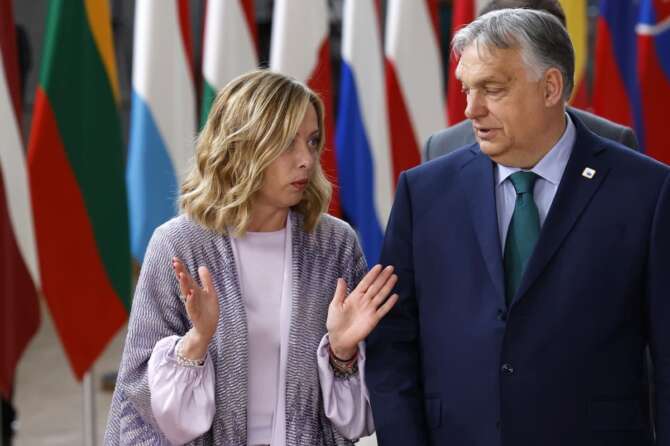 Nomine Ue, Meloni come Orban: l’Italia isolata al Consiglio europeo vota contro sui “top jobs”