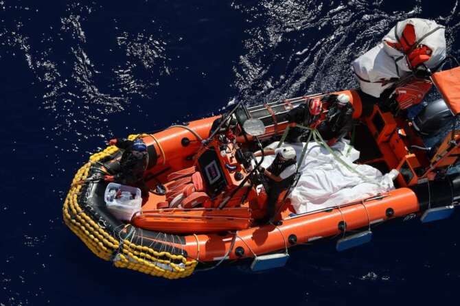 Cimitero Mediterraneo, Geo Barents recupera 11 cadaveri al largo della Libia: già soccorse 160 persone