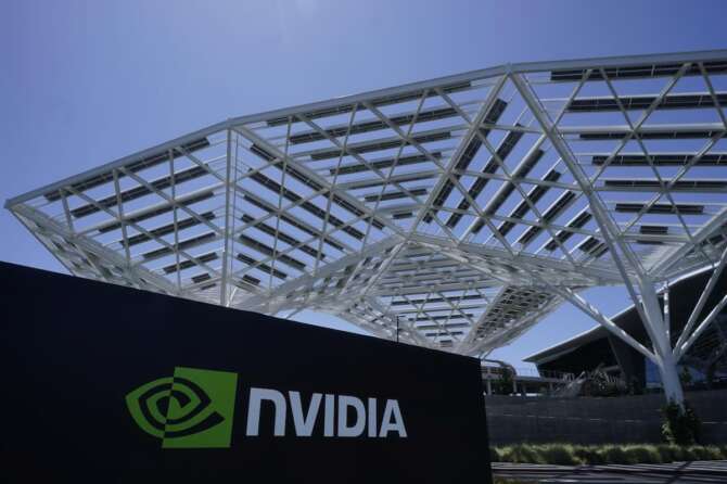 Nvidia, azioni alle stelle e l’azienda diventa la prima al mondo a valere 5mila miliardi: il record grazie ai chip per l’IA