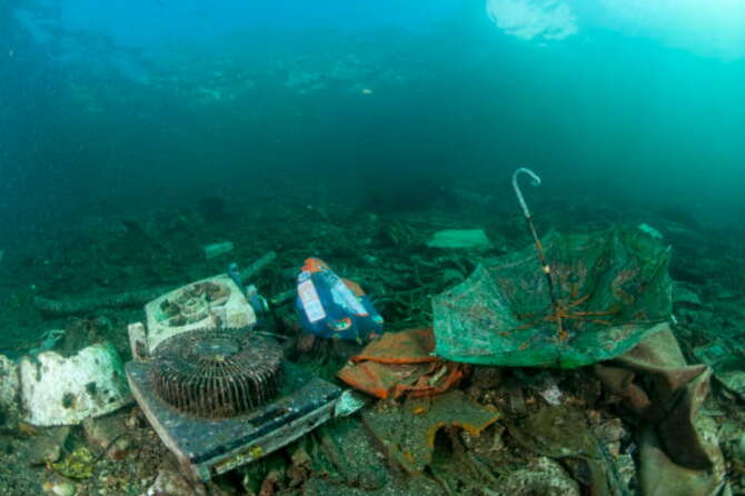 Rifiuti in mare, nel Mediterraneo scie di spazzatura lunghe chilometri