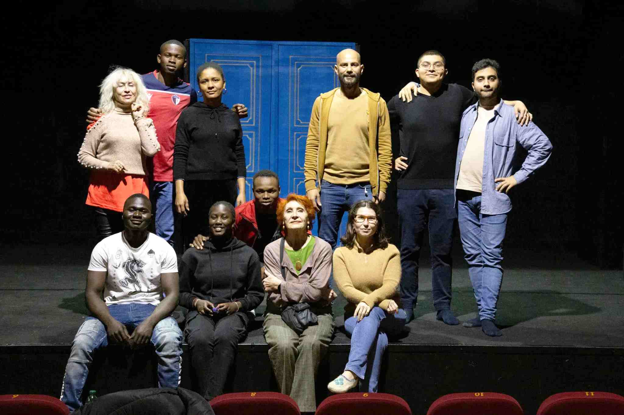 Dal barcone al palcoscenico, la fiaba degli attori migranti