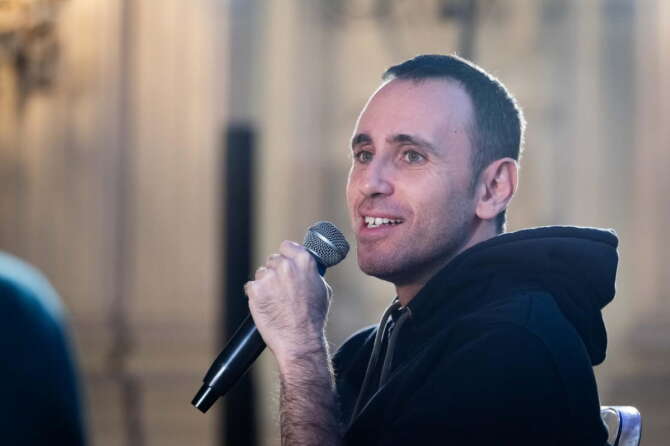 Zerocalcare dal fumetto all’osteria, apre “Sauli” alla Garbatella: coinvolte le donne vittime di violenza di Lucha y Siesta