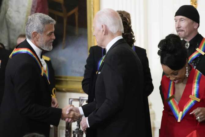 President Joe Biden shakes hands with actor, director and producer George Clooney during the Kennedy Center honorees reception at the White House in Washington, Sunday, Dec. 4, 2022. Performer Gladys Knight, bottom right, and Irish band U2 member The Edge, top right, look on. (AP Photo/Manuel Balce Ceneta) Associated Press/LaPresse Only Italy and Spain