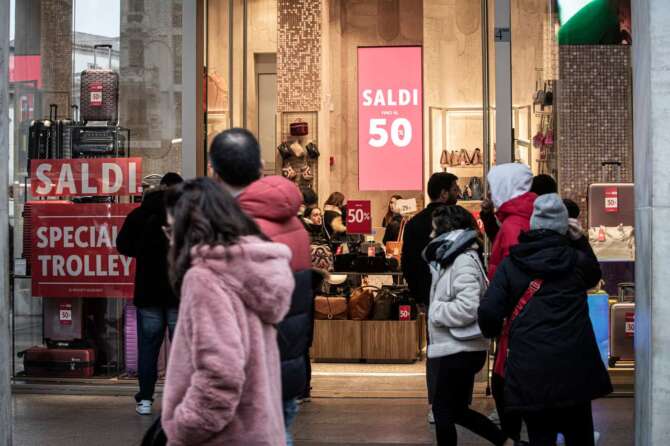 Foto Marco Ottico/LaPresse 06 – 01 – 2023 Milano , Italia – Cronaca – Corso Vittorio Emanuele Folla di gente per i Saldi Photo Marco Ottico/LaPresse 06 – 01 – 2024 Milan , Italy – News – Corso Vittorio Emanuele Crowd of people for the sales
