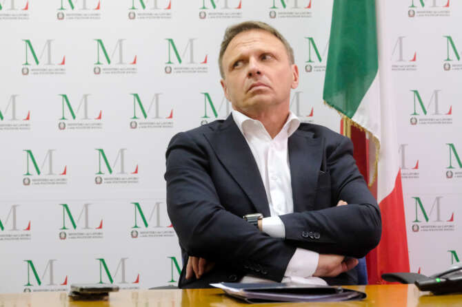 Lollobrigida corre dietro ai cinghiali e non si occupa dei caporali: approvato il dl agricoltura