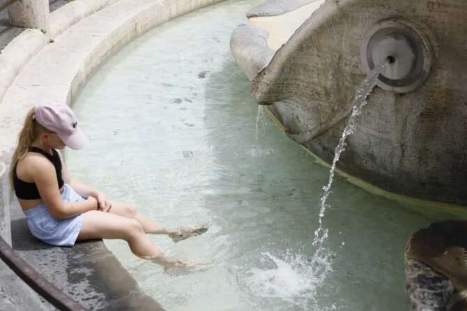 Allerta caldo oggi bollino rosso in otto città , turisti cercano refrigerio nella fontana della Barcaccia a Piazza di Spagna – Cronaca – Roma, Italia – Venerdì 21 Giugno 2024 (foto Cecilia Fabiano / LaPresse) Heat Wave in Rome , tourist refreshing themselves in the Barcaccia fountain in front of the Spanish Step – News – Rome, Italy — Friday , 21 June 2024 (photo Cecilia Fabiano / LaPresse)